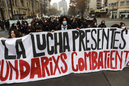 Cientos de estudiantes participan en una marcha convocada por asociaciones estudiantiles hoy, en Santiago (Chile).