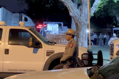 Imagen del 24 de mayo de 2022 de un policía y los investigadores en la escena del tiroteo masivo en la Escuela Primaria Robb (C) en Uvalde, Texas, EE. UU.