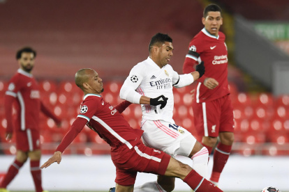 Los brasileños Fabinho y Casemiro, en la eliminatoria de la Liga de Campeones de la temporada pasada.