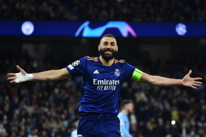 El delantero del Real Madrid Karim Benzema celebra su gol en el partido de ida de las semifinales de la Liga de Campeones ante el Manchester City.