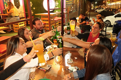 Bares. Con música a medio volumen para cantar entre amigos que disfrutan de una bebida con brindis, así disfrutan en los bares, restobares y karaokes del sector. 2.