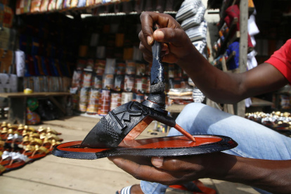 Vista general con presencia policial fuera de la convención de la Asociación Nacional del Rifle en el Centro de Convenciones George R Brown en Houston, Texas, EE.UU.