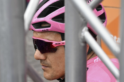 Richard Carapaz tuvo un cierre complicada en la fase de este sábado y prácticamente se despidió del Giro