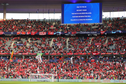 Una pantalla en el Estadio de Francia anunciando el retraso del partido entre Real Madrid y Liverpool.