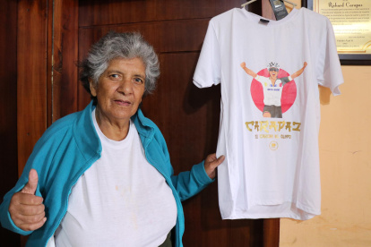 La madre del ciclista ecuatoriano Richard Carapaz, Anita Montenegro, posa el 27 de mayo de 2022 en el sector de La Playita, zona rural de El Carmelo (Ecuador).