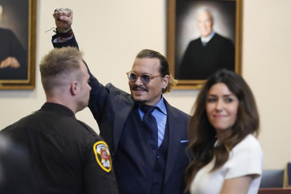 El actor estadounidense Johnny Depp hace gestos a los espectadores en el tribunal del condado de Fairfax, Virginia (EE.UU.), este 27 de mayo de 2022.