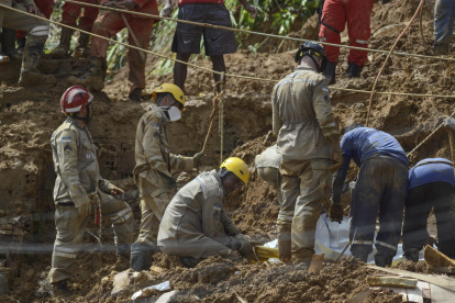 Bomberos trabajan en el área de un deslizamiento de tierra provocado por fuertes lluvias hoy, en el barrio Córrego do Jenipapo de la ciudad de Recife (Brasil).
