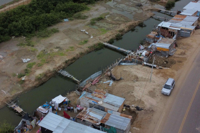 Una fotografía aérea muestra un área de la calle Venezuela, en Tumbes (Perú).