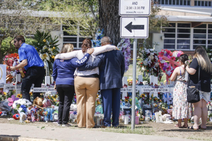 Personas se reúnen, este 28 de mayo de 2022, en un memorial conmemorativo a las víctimas del tiroteo ocurrido en la escuela primaria Robb en Uvalde, Texas, hace 4 días.