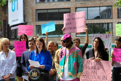 La fundadora y directora ejecutiva del grupo Model Alliance, la modelo y activista Sara Ziff (c-i), habla junto a la exmodelo Kaja Sokola (i) y el presidente del primer sindicato de empleados de Amazon, Chris Smalls