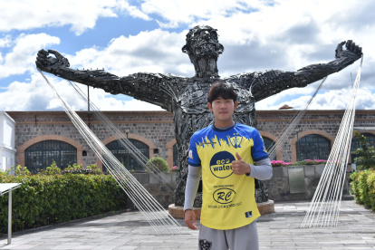 El futbolista surcoreano Chang-il Oh, figura de Leones del Norte, está contento en Atuntaqui. Ha visitado varios lugares turísticos.