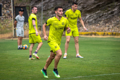 Emmanuel Martínez será el encargado del desequilibrio de Barcelona cerca del área rival.