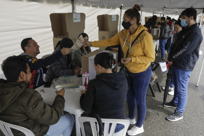 AME3110. BOGOTÁ (COLOMBIA), 29/05/2022.- Una mujer llega para votar hoy, durante la jornada de elecciones para elegir presidente de Colombia para el periodo 2022-2026 en Bogotá (Colombia). Los colegios electorales de Colombia abrieron este domingo para que durante ocho horas más de 39 millones de ciudadanos habilitados puedan elegir al próximo presidente de la república para el periodo 2022-2026. EFE/Carlos Ortega