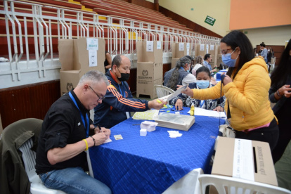 Proceso. Diferentes colombianos acudieron hoy a las urnas.