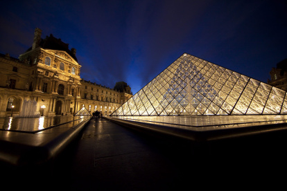 Vista de la pirámide de cristal, entrada al Museo del Louvre de París, uno de los íconos de la ciudad.