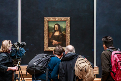 El cuadro "La Gioconda" (Mona Lisa) de Leonardo da Vinci en la sala renovada.