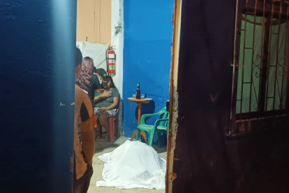 La mujer quedó tendida en la sala de su casa, donde departía con vecinos del sector.