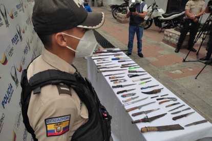 Evidencias. Cientos de  cuchillos, navajas, puñales, machetes y otros, han sido decomisados por la Policía en las calles de Quito.