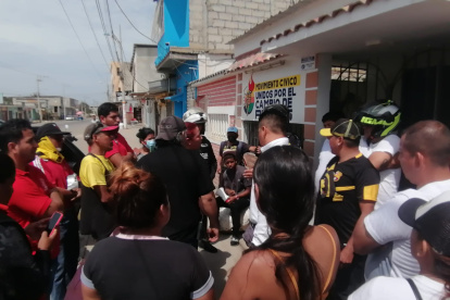 Los comerciantes acudieron hasta la casa del alcalde para seguir con sus reclamos.