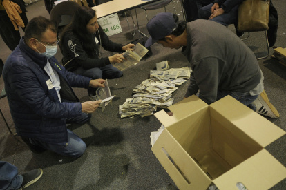 MED136 - BOGOTÁ (COLOMBIA), 29/05/2022.- Un grupo de jurados realiza el conteo electoral hoy, luego de la jornada de elecciones para elegir presidente de Colombia para el periodo 2022-2026, en el recinto de Corferias en Bogotá (Colombia). EFE/Natalia Pedraza