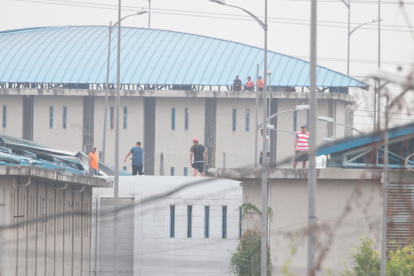 Descontrol. Varios internos en techos y terrazas de edificios del complejo carcelario que está en Guayaquil.