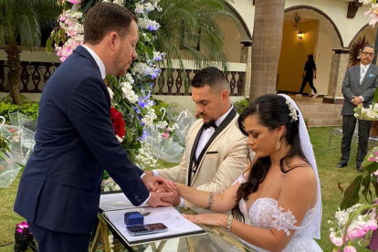 El pastor Carlos Villacrés casó a la pareja.