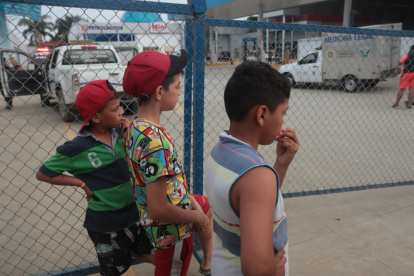 Escenario. Niños observan curiosos como autoridades y medicina legal llegan hasta el sector a retirar el cuerpo de una persona que, horas antes, fue asesinado a tiros.