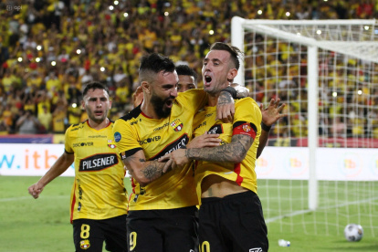 Gonzalo Mastriani (9) y Damián Díaz (10) se abrazan para festejar uno de los goles de Barcelona frente a Cumbayá en el estadio Monumental. Se une a la celebración Emmanuel Martínez (8).
