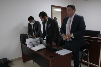 Defensa. Abogados de Fernando Alvarado en la sala de audiencias del Complejo Judicial norte de Quito.
