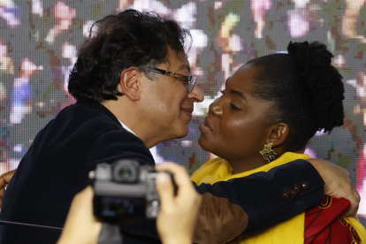 El candidato a la presidencia de Colombia Gustavo Petro (i) celebra con su candidata a la vice presidencia Francia Márquez este 29 de mayo de 2022, al final de la jornada de elecciones para elegir presidente de Colombia para el periodo 2022-2026 en Bogotá (Colombia)