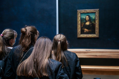 Visitantes en la sala del Museo del Louvre donde se expone la Gioconda
