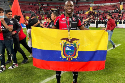 Aníbal Chalá, futbolista ecuatoriano del Atlas, muestra la bandera tricolor celebrando el bicampeonato en la Liga MX.