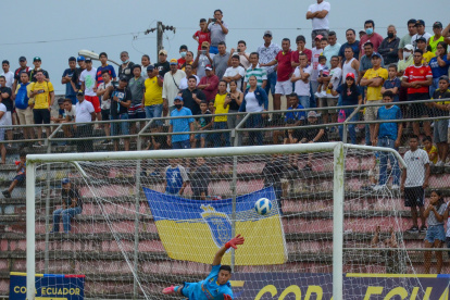 El portero del Bonita Banana levanta su brazo al atajar el decisivo penal.