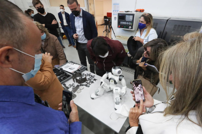 Personas toman fotos a Uteco, el robot "profesor" desarrollado por científicos uruguayos, el 31 de marzo de 2022 en Rivera (Uruguay).