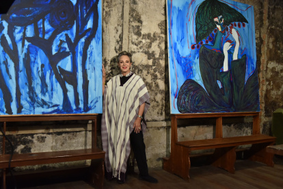 Ximena Aulestia junto a los cuadros de Cristóbal González Guzmán, la primera exposición que organizó junto a Soledad Holguín en el Teatro Bolívar.