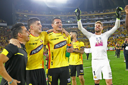 Luca Sosa (i), zaguero central de Barcelona, y el arquero Javier Burrai (d) fueron piezas claves en la consecución de la primera etapa, mientras que se espera más del delantero Carlos Garcés (c), que solo anotó un gol.