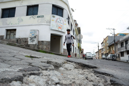 Los moradores de San Juan, en el centro de Quito, piden una solución definitiva a este problema que ha generado accidentes de tránsito y con los peatones.