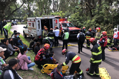 Accidente. Varios afectados reciben atención en la vía tras in siniestro de tránsito en el que se involucró a un bus.