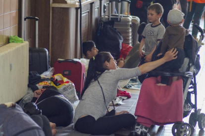 Medio millar de refugiados romaníes de Ucrania esperan en la Estación Central de trenes de Praga los trámites de visado, en una situación precaria donde faltan alimentos y bienes de higiene básicos.