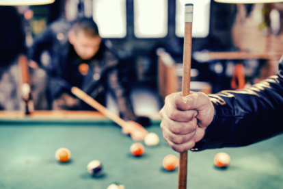El billar es una de las opciones para jugar en un lugar sin la presencia de niños