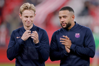 Frenkie De Jong (i) es pretendido por el Manchester United, mientras que Depay no quiere irse del club.
