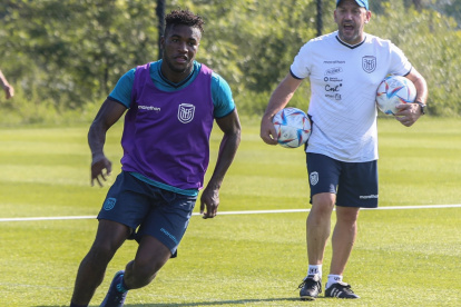 El mediocampista José Cifuentes es uno de los futbolistas que todavía no tiene garantizado un lugar en la nómina definitiva de la selección nacional para el Mundial de Qatar 2022.