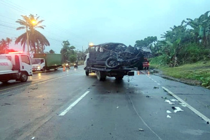 Accidente. Un camión recoge los restos de la camioneta, tras el accidente en la vía Quinindé-Santo Domingo.