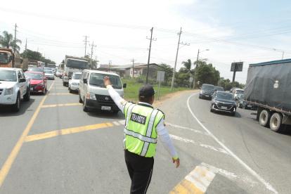 Vías. A veces, los vigilantes llegan para tratar de controlar el tránsito.