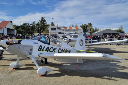 Los pilotos construyeron un pequeño avión biplaza, con una velocidad de unos 280 kilómetros por hora.