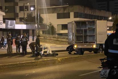Procedimiento. Miembros de Medicina Legal recogen el cuerpo de Gabriel Alexander, asesinado el domingo.