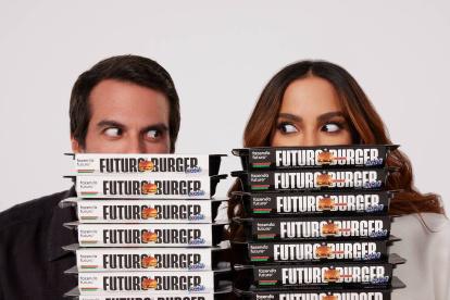 Marcos Leta y Anitta en sesión de fotos para Fazenda Futuro.