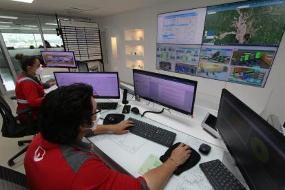 La sala de control, desde la cual se puede ver en tiempo real el suministro de agua potable de toda la ciudad de Guayaquil.