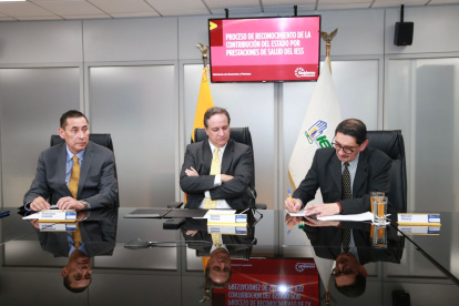 El ministro de Finanzas y los directivos del IESS se reunieron para concretar el primer pago y la firma del convenio para las cancelaciones posteriroes.