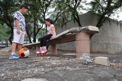 En escenarios como el de la imagen, los niños intentan jugar en algunos parques de la ciudad.